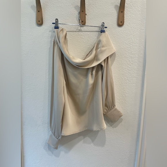 ASTR the Label Ellen Long Sleeve Off The Shoulder Satin Top in Champagne Size S - Picture 2 of 3